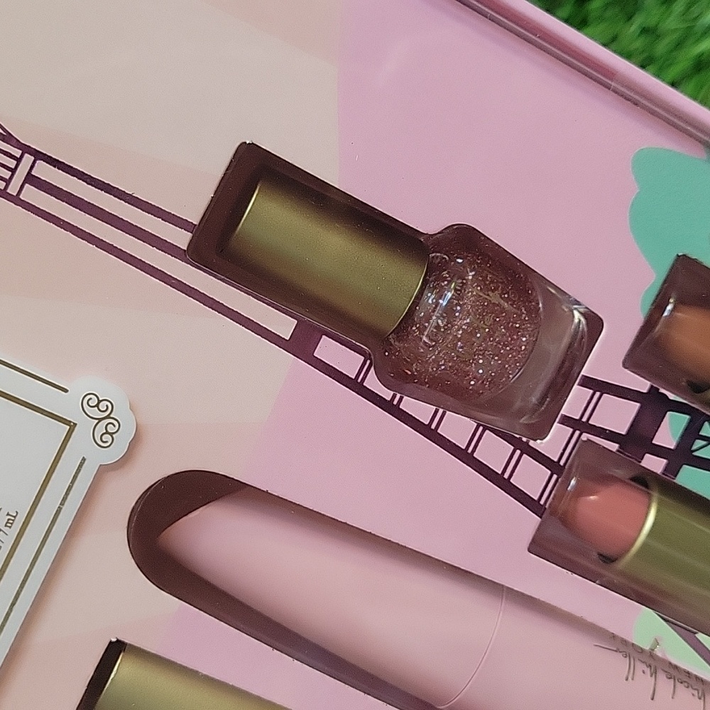 Nicole Miller New York Essential Makeup Collection - Picture 12 of 14